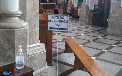 Także podczas prywatnej modlitwy w kościele mamy obowiązek zakrywać usta i nos.