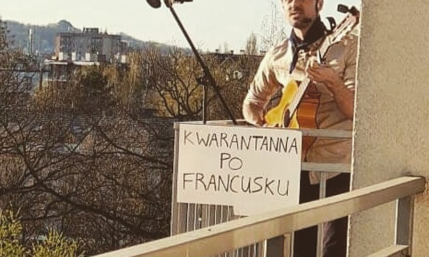 Był tłumaczem na ŚDM 2016. Dziś śpiewa na balkonie dla sąsiadów
