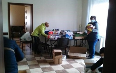 Wolontariusze z Bliżyna podczas przygotowywania paczek dla potrzebujących. 
