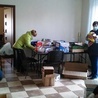 Wolontariusze z Bliżyna podczas przygotowywania paczek dla potrzebujących. 