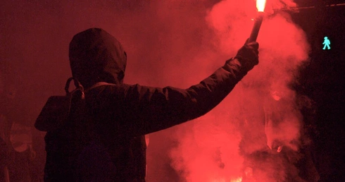 Kolejna noc zamieszek na przedmieściach Paryża