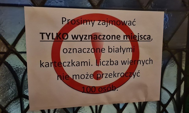 W kościele na ławkach pojawiły się karteczki