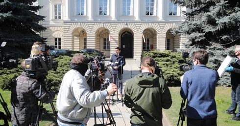 Rzecznik MZ: Udało nam się ograniczyć transmisję poziomą koronawirusa