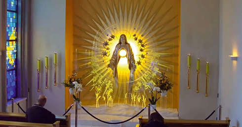 Transmisja adoracji z Niepokalanowa w telewizji EWTN.