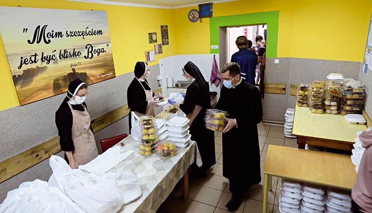 W Jadłodajni Caritas w Poznaniu elżbietanki wydawały bezdomnym śniadanie wielkanocne.