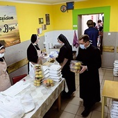 W Jadłodajni Caritas w Poznaniu elżbietanki wydawały bezdomnym śniadanie wielkanocne.