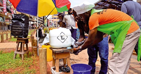 Wiadra z wodą i mydło na targowisku mają ochronić przed niebezpieczeństwem zarażenia.