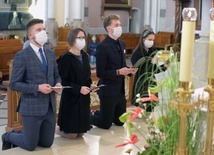Akt zawierzenia reprezentanci maturzystów złożyli w tym roku nie w jasnogórskiej kaplicy, ale przed figurą Matki Bożej Opiekunki z ołtarza głównego radomskiej katedry.