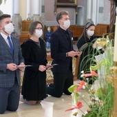 Akt zawierzenia reprezentanci maturzystów złożyli w tym roku nie w jasnogórskiej kaplicy, ale przed figurą Matki Bożej Opiekunki z ołtarza głównego radomskiej katedry.
