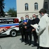 Przekazanie ambulansu odbyło się przed kościołem akademickim KUL.