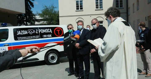 Przekazanie ambulansu odbyło się przed kościołem akademickim KUL.