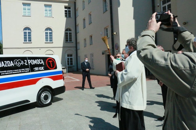 KUL przekazał szpitalowi nowy ambulans