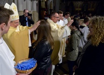 W ubiegłym roku Mszę św. w intencji maturzystów zakończyło indywidualne błogosławieństwo abiturientów. W tym roku było to niemożliwe. Ale niemożliwe może stać się możliwe.