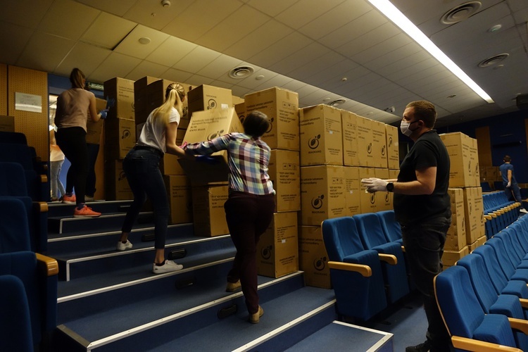 Maseczki, gogle i przyłbice dostarczone do Śląskiej Izby Lekarskiej