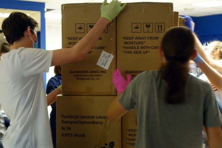 Maseczki, gogle i przyłbice dostarczone do Śląskiej Izby Lekarskiej