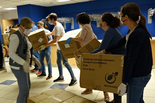 Maseczki, gogle i przyłbice dostarczone do Śląskiej Izby Lekarskiej