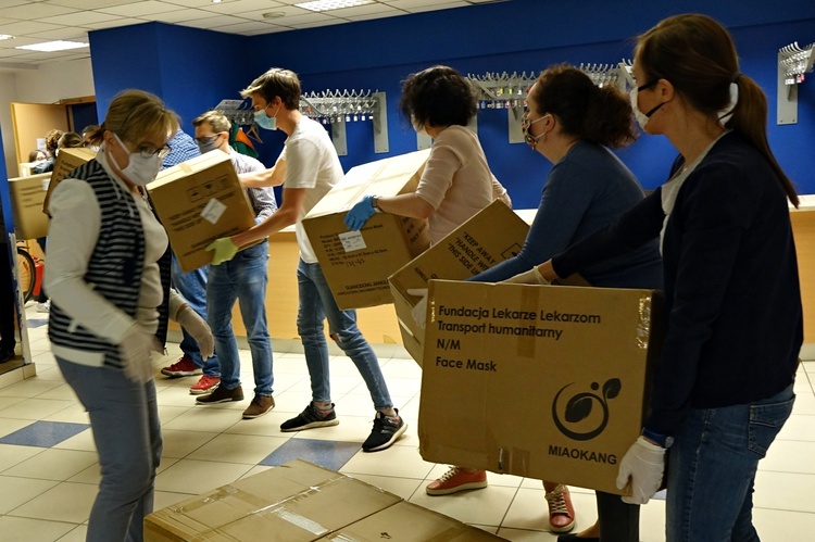 Maseczki, gogle i przyłbice dostarczone do Śląskiej Izby Lekarskiej