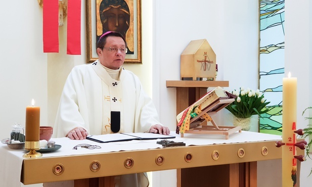 Abp Ryś: Wszystko w naszym życiu zależy od tego, co czynimy przy tym ołtarzu dzień w dzień!