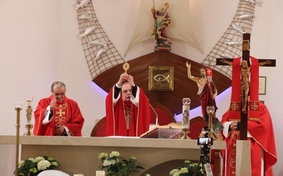 Ks. Krzysztof Moszumański pobłogosławił wiernych relikwiami św. Wojciecha.