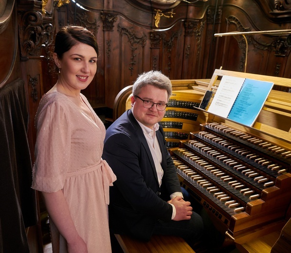 Koncerty zostały przygotowane jako działanie non-profit przez Błażeja Musiałczyka, wirtuoza i propagatora muzyki organowej, organistę archikatedry oliwskiej, wraz z Małgorzatą Rocławską, sopranistką.