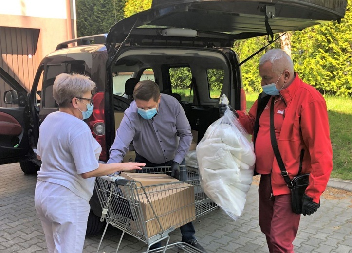 Związkowa pomoc dotarła m.in. do DPS-u u sióstr elżbietanek w Komorowicach.