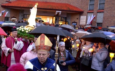 Deszczowa procesja fatimska w maju 2019 r. w parafii na radomskim osiedlu Janiszpol.
