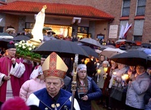 Deszczowa procesja fatimska w maju 2019 r. w parafii na radomskim osiedlu Janiszpol.