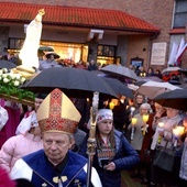 Deszczowa procesja fatimska w maju 2019 r. w parafii na radomskim osiedlu Janiszpol.