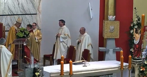 Abp Wiktor Skworc podczas święceń prezbiteratu u oblatów: okazuj się godny zaufania Boga i eklezjalnej wspólnoty!