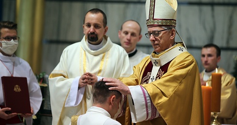 Abp Skworc podczas święceń prezbiteratu u oblatów: Okazuj się godny zaufania Boga i eklezjalnej wspólnoty!