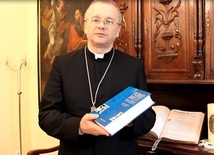 Bp Lityński prosi, abyśmy w domu otworzyli i czytali Pismo Święte