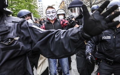 Berlińczycy protestowali przeciwko obostrzeniom i łamaniu konstytucji