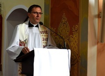 Ks. Mirosław Rakoczy w czasie diecezjalnej pielgrzymki ruchu do Wir.