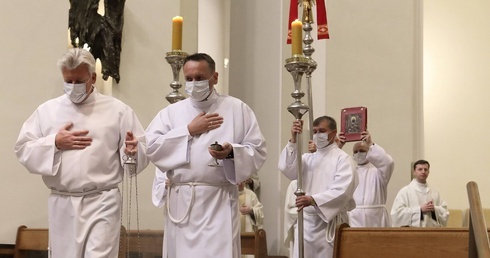 Msza święta pontyfikalna Emaus Domowego Kościoła Ruchu Światło-Życie w katowickiej katedrze.