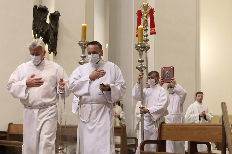 Msza święta pontyfikalna Emaus Domowego Kościoła Ruchu Światło-Życie w katowickiej katedrze.