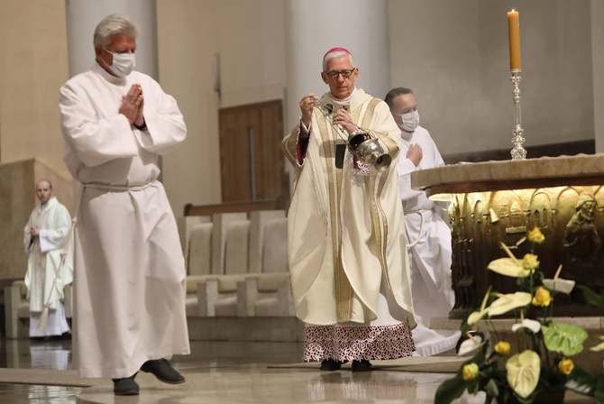 Msza święta pontyfikalna Emaus Domowego Kościoła Ruchu Światło-Życie w katowickiej katedrze.