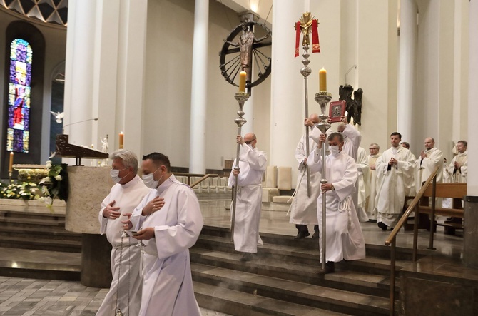 Msza święta pontyfikalna Emaus Domowego Kościoła Ruchu Światło-Życie w katowickiej katedrze.