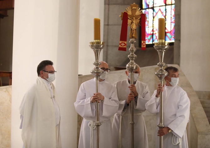 Msza święta pontyfikalna Emaus Domowego Kościoła Ruchu Światło-Życie w katowickiej katedrze.