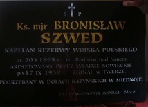 Rudnik nad Sanem, kościół parafialny. Tablica upamiętniająca ks. Bronisława Szweda.