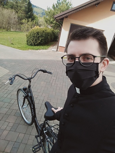 Kl. Marcin w drodze do kościoła parafialnego. W Seminarium rower nie będzie mu potrzebny...