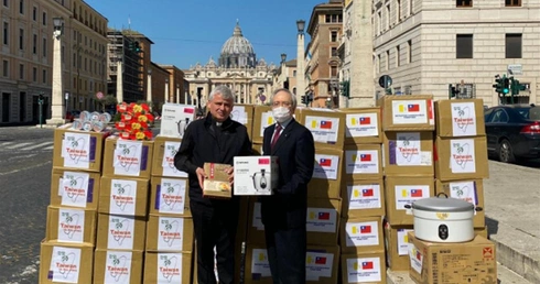 Tajwańskie dary dla bezdomnych jałmużnika papieskiego