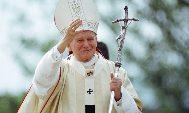 Jan Paweł II jest wciąż bliski Polakom.