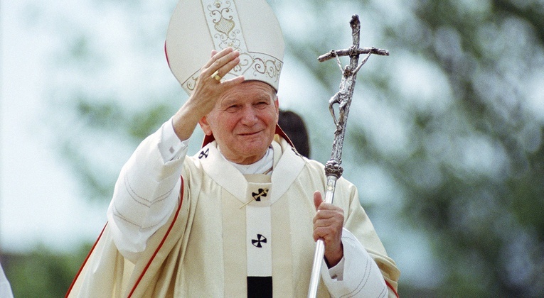 Jan Paweł II jest wciąż bliski Polakom.