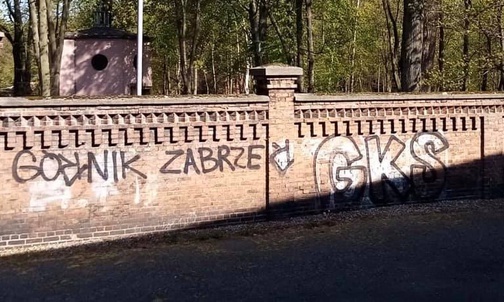 Katowice. Wandale popisali mur okalający Kalwarię Panewnicką