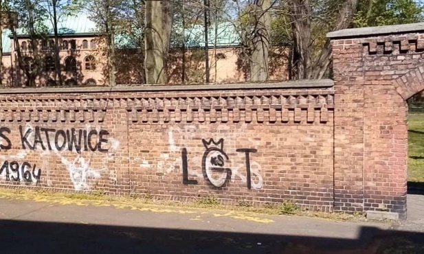 Katowice. Wandale popisali mur okalający Kalwarię Panewnicką