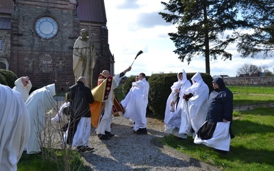 Mnisi modlili się przy figurze św. Bernarda. 