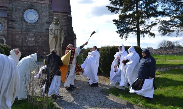 Mnisi modlili się przy figurze św. Bernarda. 