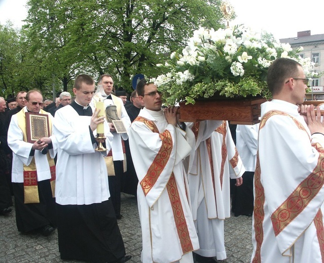 Pielgrzymka kapłanów na Jasną Górę. Ks. Bukowski niesie Księgę, a ks. Piotrowski urnę z ziemią z miejsc męczeństwa duchowieństwa polskiego.