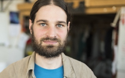 Szymon Bacher pochodzi z Krosna. Na co dzień pracuje nad doktoratem z fizyki wysokich energii w Instytucie Fizyki Jądrowej PAN w Krakowie. Prywatnie fascynat tradycyjnego i ekologicznego rolnictwa, miłośnik literatury i tancerz.