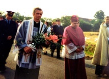 Ks. Zdzisław Horochowski niosący kwiaty w czasie przyjęcia obrazu MB Częstochowskiej.